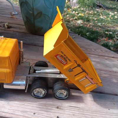 INTERNATIONAL HYDRAULIC DUMP MASTER TOY TRUCK