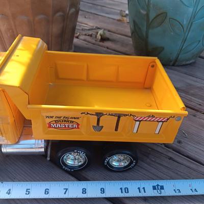 INTERNATIONAL HYDRAULIC DUMP MASTER TOY TRUCK