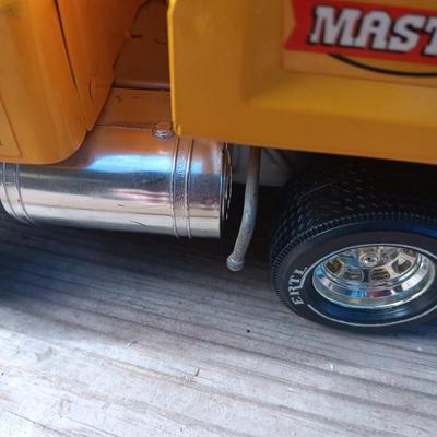INTERNATIONAL HYDRAULIC DUMP MASTER TOY TRUCK