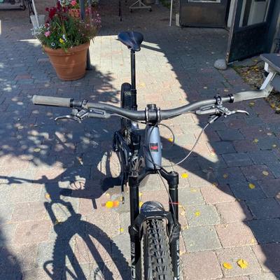 Sale Photo Thumbnail #2: The Santa Cruz Hightower S Kit is a high-quality mountain bike featuring a flat bar handlebar, 29" tubeless tires, and a lightweight carbon fiber frame. This full suspension bike includes adjustable seat, derailleur gears, and hydraulic disc brakes for op