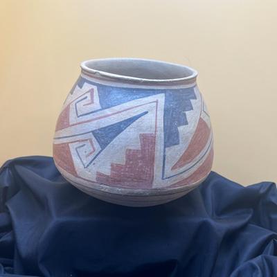 Sale Photo Thumbnail #449: Southwest pottery, vintage.  no markings
9 inches x 7.5 inches 
good condition, hand coiled