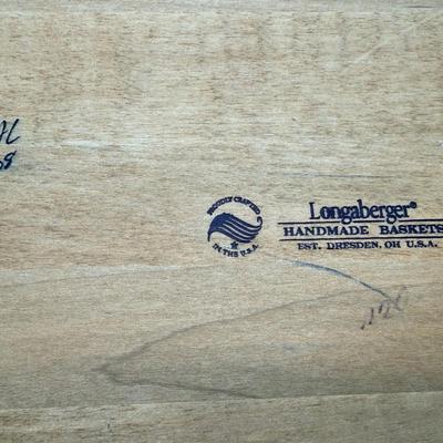 Sale Photo Thumbnail #464: Large lidded market basket
Handmade and signed
lined with fabric and plastic liner
Includes additional star knob and American starburst tie-on
very good condition 
15 x 10.5 x 6.5 inches