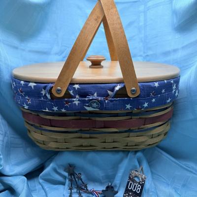 Sale Photo Thumbnail #462: Large lidded market basket
Handmade and signed
lined with fabric and plastic liner
Includes additional star knob and American starburst tie-on
very good condition 
15 x 10.5 x 6.5 inches