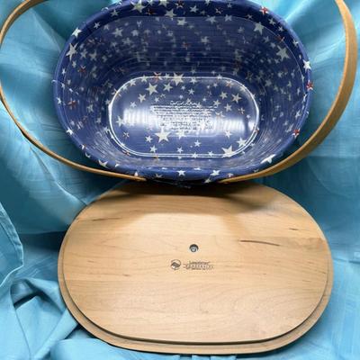 Sale Photo Thumbnail #463: Large lidded market basket
Handmade and signed
lined with fabric and plastic liner
Includes additional star knob and American starburst tie-on
very good condition 
15 x 10.5 x 6.5 inches