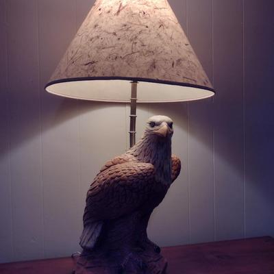 Vintage 1976 Abee Syndicate Eagle Design Table Top Lamp with Shade