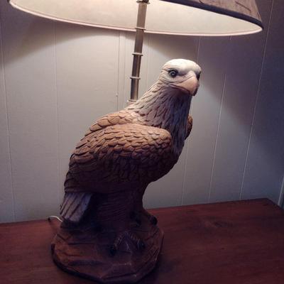 Vintage 1976 Abee Syndicate Eagle Design Table Top Lamp with Shade
