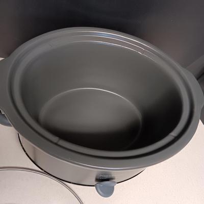 LARGE CROCK POT, 2 SERVING BOWLS AND 3 SERVING PLATTERS