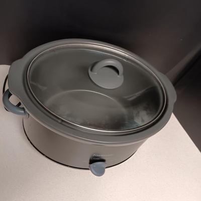 LARGE CROCK POT, 2 SERVING BOWLS AND 3 SERVING PLATTERS