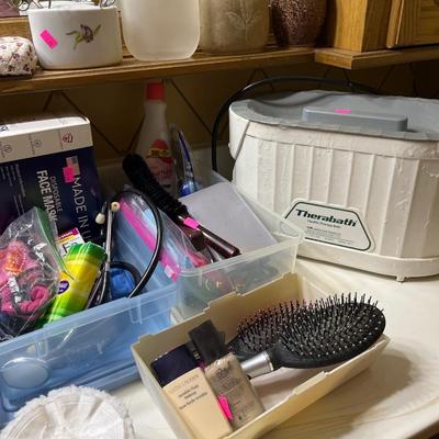 Sale Photo Thumbnail #88: Large Scale, Therabath paraffin bath, bathroom items.