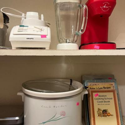 Sale Photo Thumbnail #199: Seals meal, Crockpot Vintage Vitantobio and cookbooks. Blender