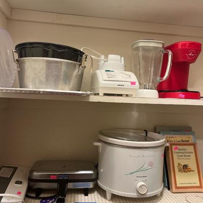 Sale Photo Thumbnail #197: Seals meal, Crockpot Vintage Vitantobio and cookbooks. Blender