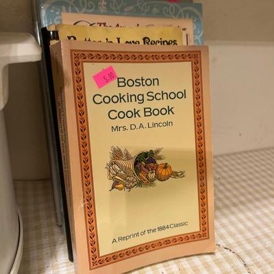 Sale Photo Thumbnail #200: Seals meal, Crockpot Vintage Vitantobio and cookbooks. Blender