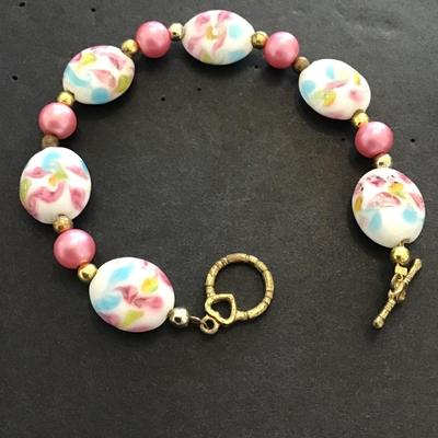 Beautiful, vintage floral porcelain beaded bracelet