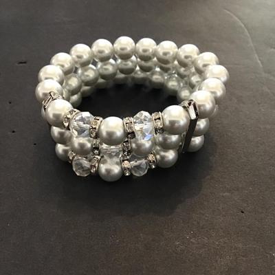 Very nice faux pearl glass Beaded Fashion Statement bracelet