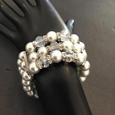 Very nice faux pearl glass Beaded Fashion Statement bracelet