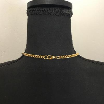 Very nice gold tone, thick chunky chain necklace, and a heart lattice pendant