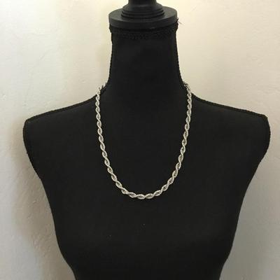 Beautiful vintage very nice excellent condition Monet chain necklace