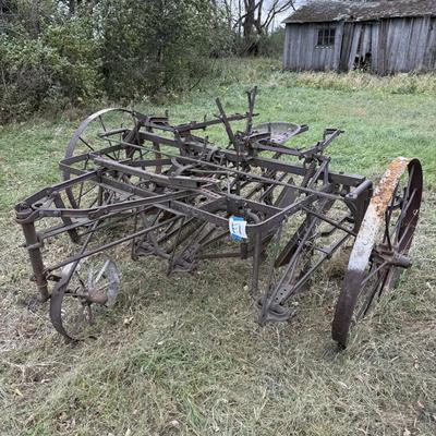 F1-Multi-Row Horse-Drawn Agricultural Cultivator .