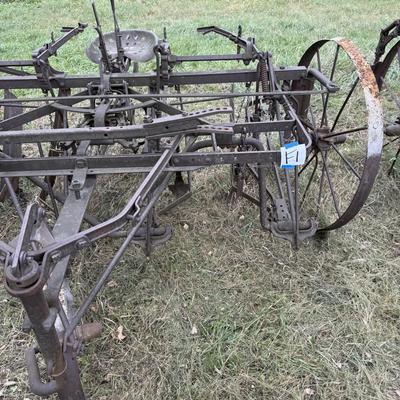 F1-Multi-Row Horse-Drawn Agricultural Cultivator .