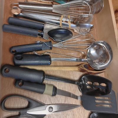 A NICE SELECTION OF KITCHEN UTENSILS