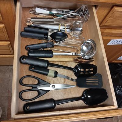 A NICE SELECTION OF KITCHEN UTENSILS
