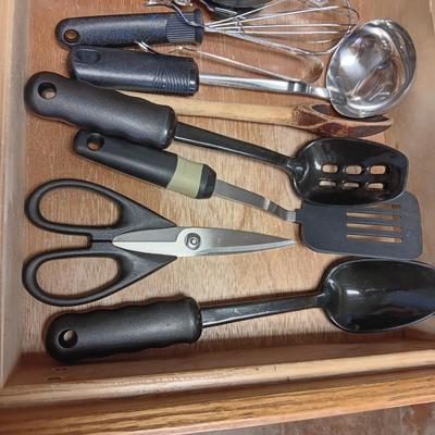 A NICE SELECTION OF KITCHEN UTENSILS