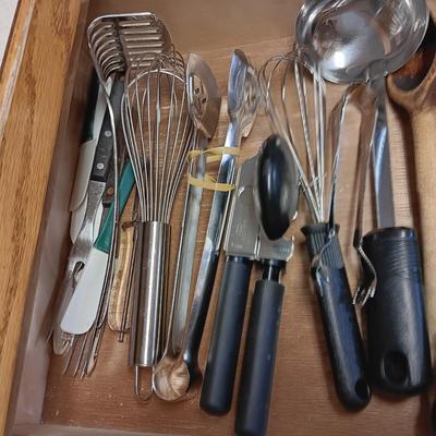 A NICE SELECTION OF KITCHEN UTENSILS