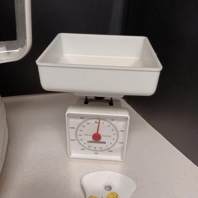 CUISINART PREP 11 PLUS FOOD PROCESSOR, SCALE, CUTTING BOARD & COOKBOOKS