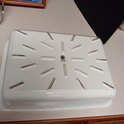 SERVING TRAY, 4 LUNCH PLATES, BAKING DISH AND SERVING BOWL