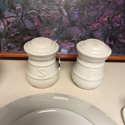 SERVING TRAY, 4 LUNCH PLATES, BAKING DISH AND SERVING BOWL