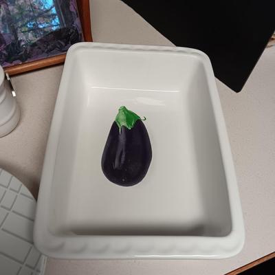 SERVING TRAY, 4 LUNCH PLATES, BAKING DISH AND SERVING BOWL