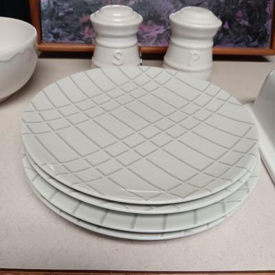 SERVING TRAY, 4 LUNCH PLATES, BAKING DISH AND SERVING BOWL