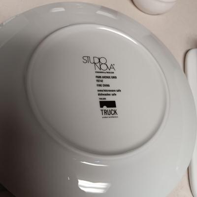 SERVING TRAY, 4 LUNCH PLATES, BAKING DISH AND SERVING BOWL