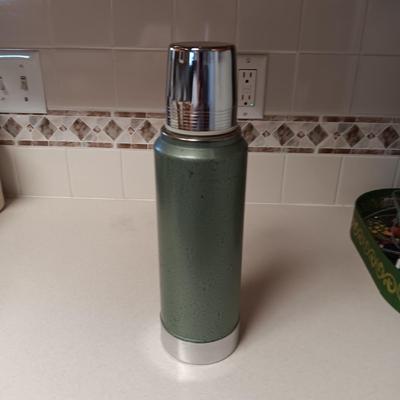 WIRELESS SPEAKER, CERAMIC TRUCK, CLAY JUG, LUNCH BOX AND A THERMOS