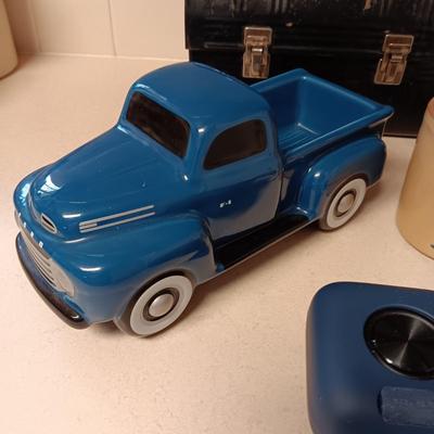 WIRELESS SPEAKER, CERAMIC TRUCK, CLAY JUG, LUNCH BOX AND A THERMOS