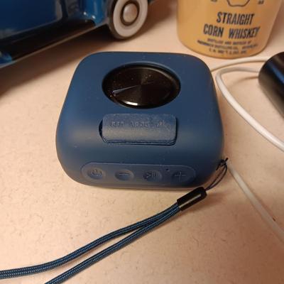 WIRELESS SPEAKER, CERAMIC TRUCK, CLAY JUG, LUNCH BOX AND A THERMOS