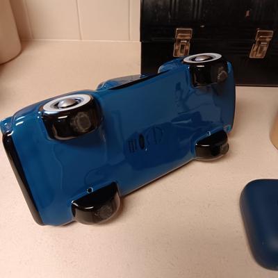 WIRELESS SPEAKER, CERAMIC TRUCK, CLAY JUG, LUNCH BOX AND A THERMOS