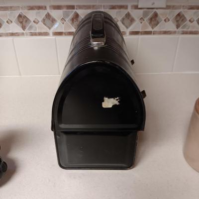 WIRELESS SPEAKER, CERAMIC TRUCK, CLAY JUG, LUNCH BOX AND A THERMOS