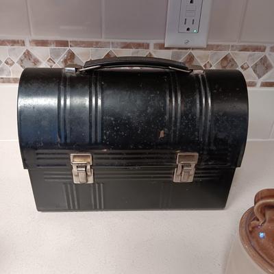 WIRELESS SPEAKER, CERAMIC TRUCK, CLAY JUG, LUNCH BOX AND A THERMOS