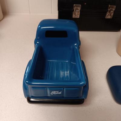 WIRELESS SPEAKER, CERAMIC TRUCK, CLAY JUG, LUNCH BOX AND A THERMOS