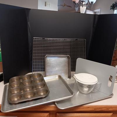 PAMPERED CHEF BATTER BOWL AND BAKEWARE