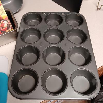 BAKEWARE AND RECIPE PAMPHLETS