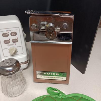 KITCHENAID BAGEL TOASTER, VINTAGE ELECTRIC CAN OPENER W/KNIFE SHARPENER & MORE