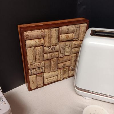 KITCHENAID BAGEL TOASTER, VINTAGE ELECTRIC CAN OPENER W/KNIFE SHARPENER & MORE