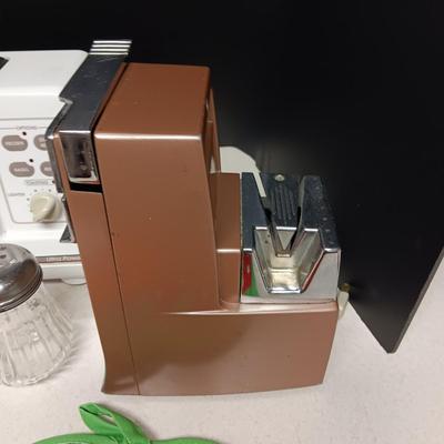 KITCHENAID BAGEL TOASTER, VINTAGE ELECTRIC CAN OPENER W/KNIFE SHARPENER & MORE