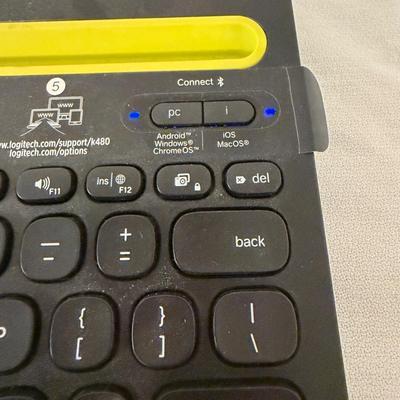 iPad, Logitech Keyboard & Native Union Charger (O-MG)