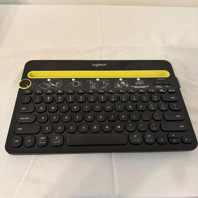 iPad, Logitech Keyboard & Native Union Charger (O-MG)