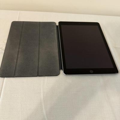 iPad, Logitech Keyboard & Native Union Charger (O-MG)
