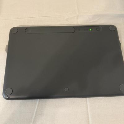 iPad, Logitech Keyboard & Native Union Charger (O-MG)