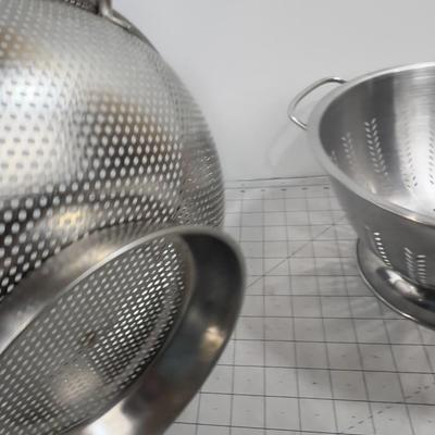 2 Colanders